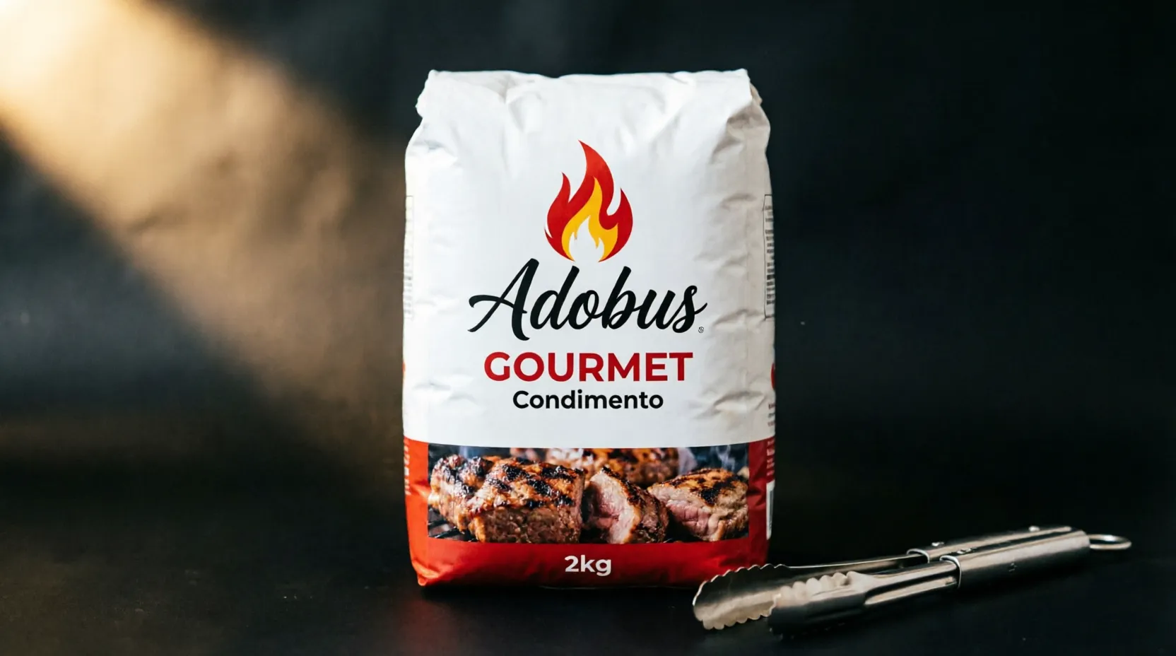Bolsa de Adobus GOURMET Condimento de 2 kg junto a una pinza de parrilla